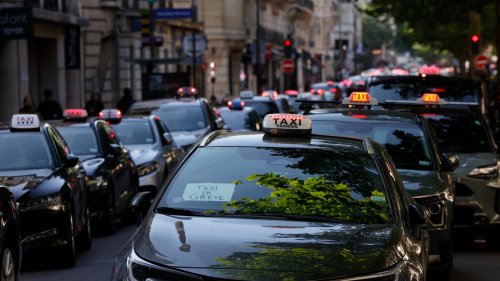 "Il faut qu'on se montre": des centaines de taxis manifestent au cœur de Paris