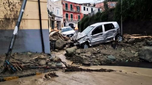 Italie: des pluies torrentielles provoquent un glissement de terrain, confusion sur le bilan humain