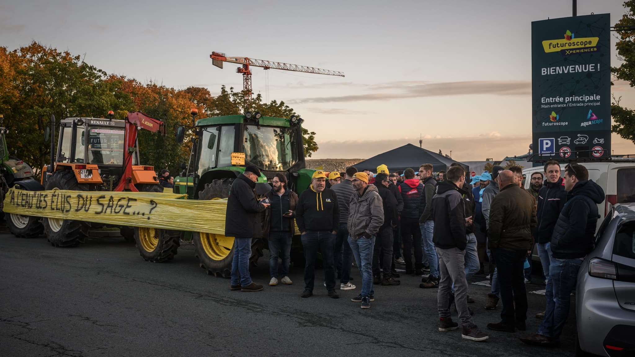 Vienne: s’estimant abandonnés par l’État, les agriculteurs bloquent le Futuroscope