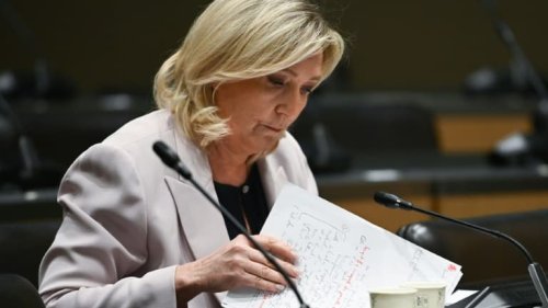 Le RN taxé de "courroie de transmission" du pouvoir russe, Le Pen dénonce un "rapport malhonnête"