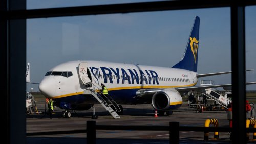 "Un marché pas compétitif": Ryanair ne fermera pas 10 dessertes en France mais va "réduire" ses opérations