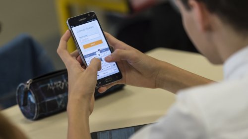 "Il faut que ce soit rapide": pourquoi près d'un jeune sur quatre ne décroche plus le téléphone