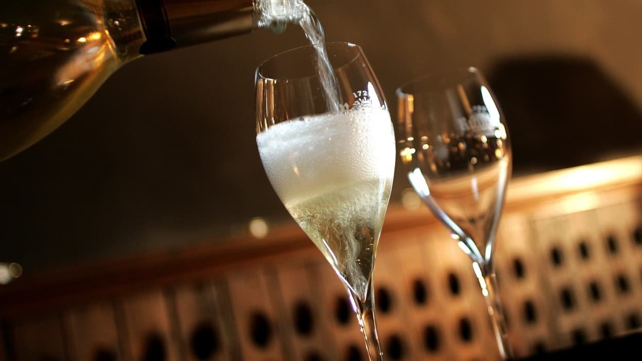 Pour éviter que les prix baissent, les maisons de Champagne réduisent encore leur production (qui chute de 21% en deux ans)