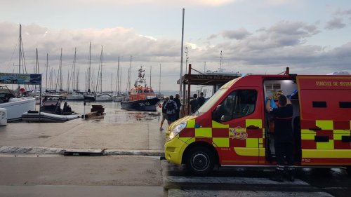 Var: un voilier touché par une voie d'eau après une collision, un couple et deux enfants secourus