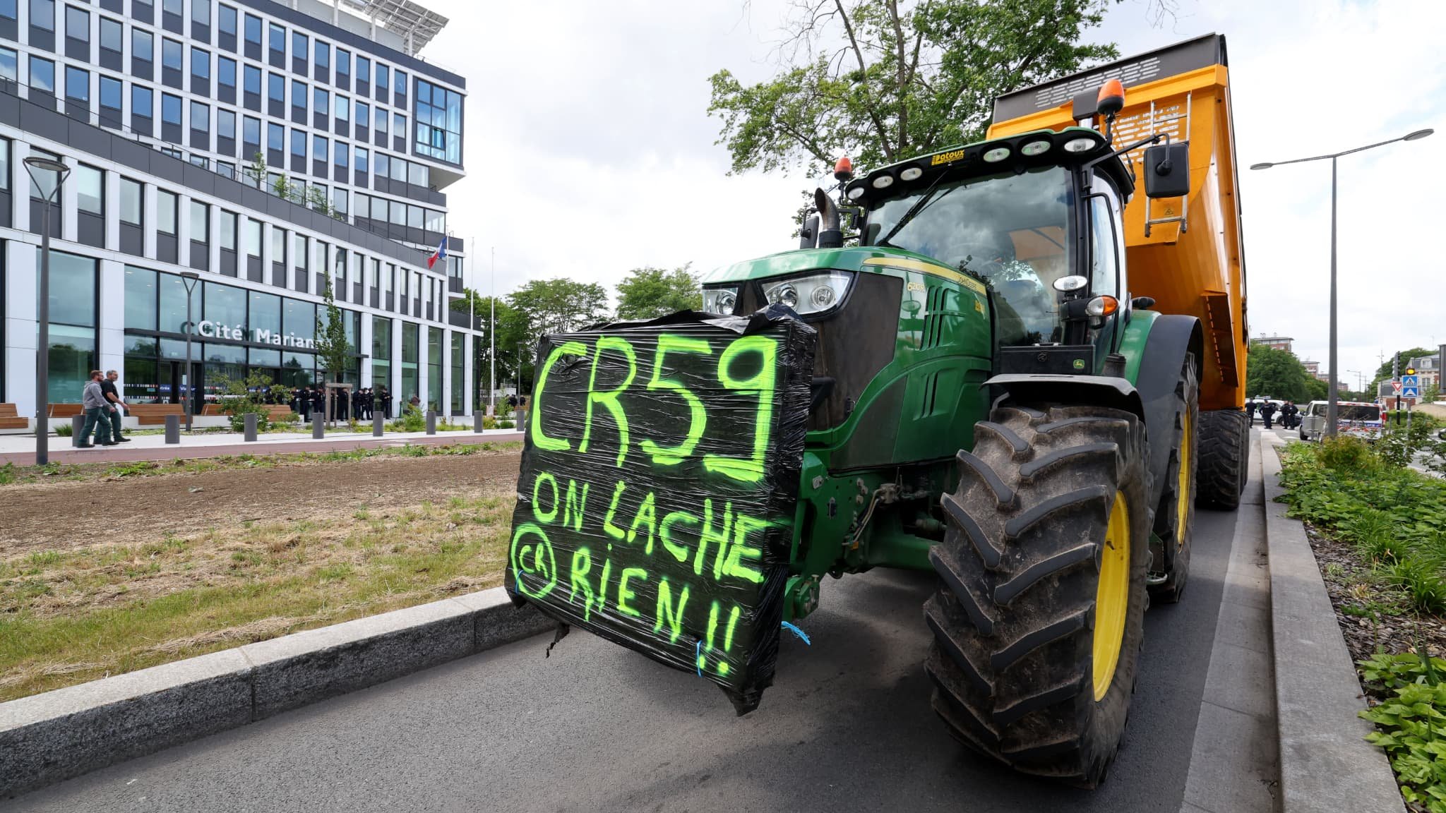 Lille: la Coordination rurale manifeste en tracteurs pour protester contre une directive sur l’engrais