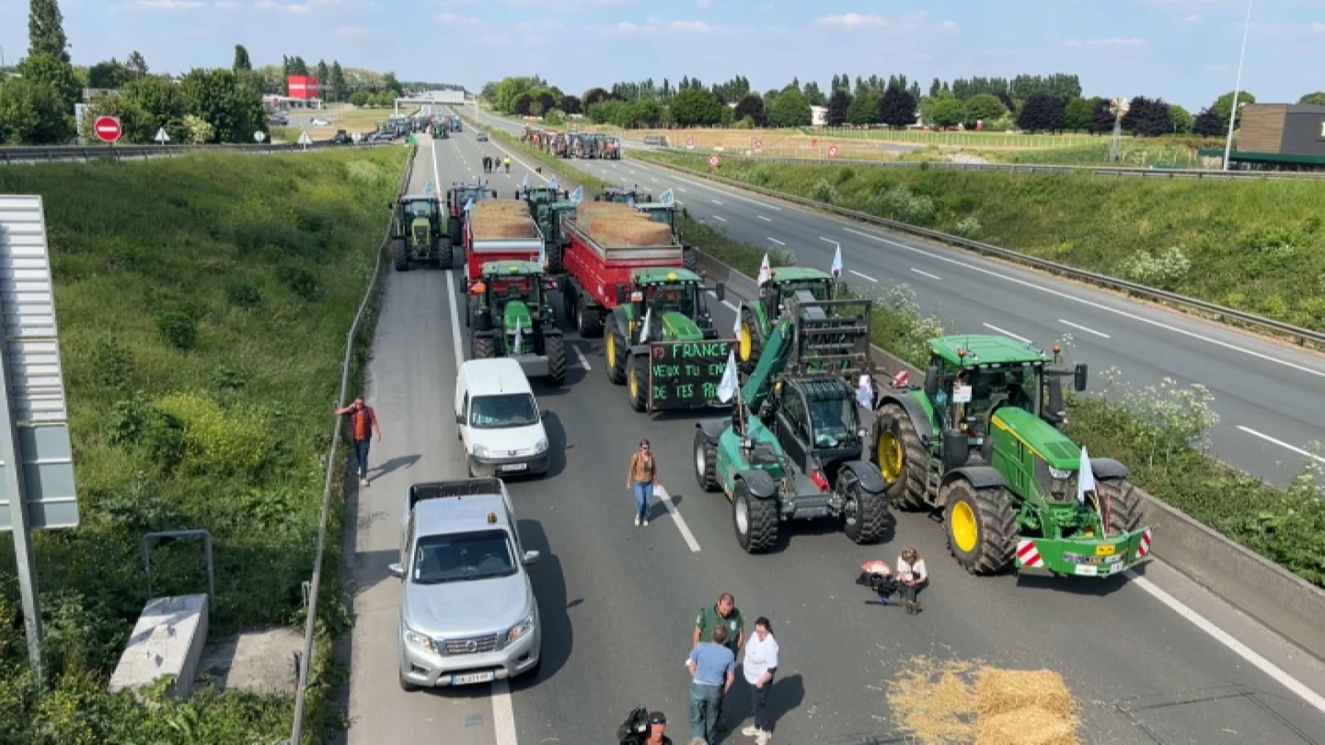 « Un sentiment de trahison »: les agriculteurs annoncent un blocage des routes autour de Paris à partir de lundi