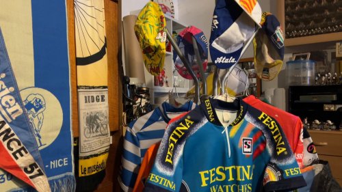 1.500 livres, 300 maillots... Éric collectionne des "objets collectors" du Tour de France depuis 1972