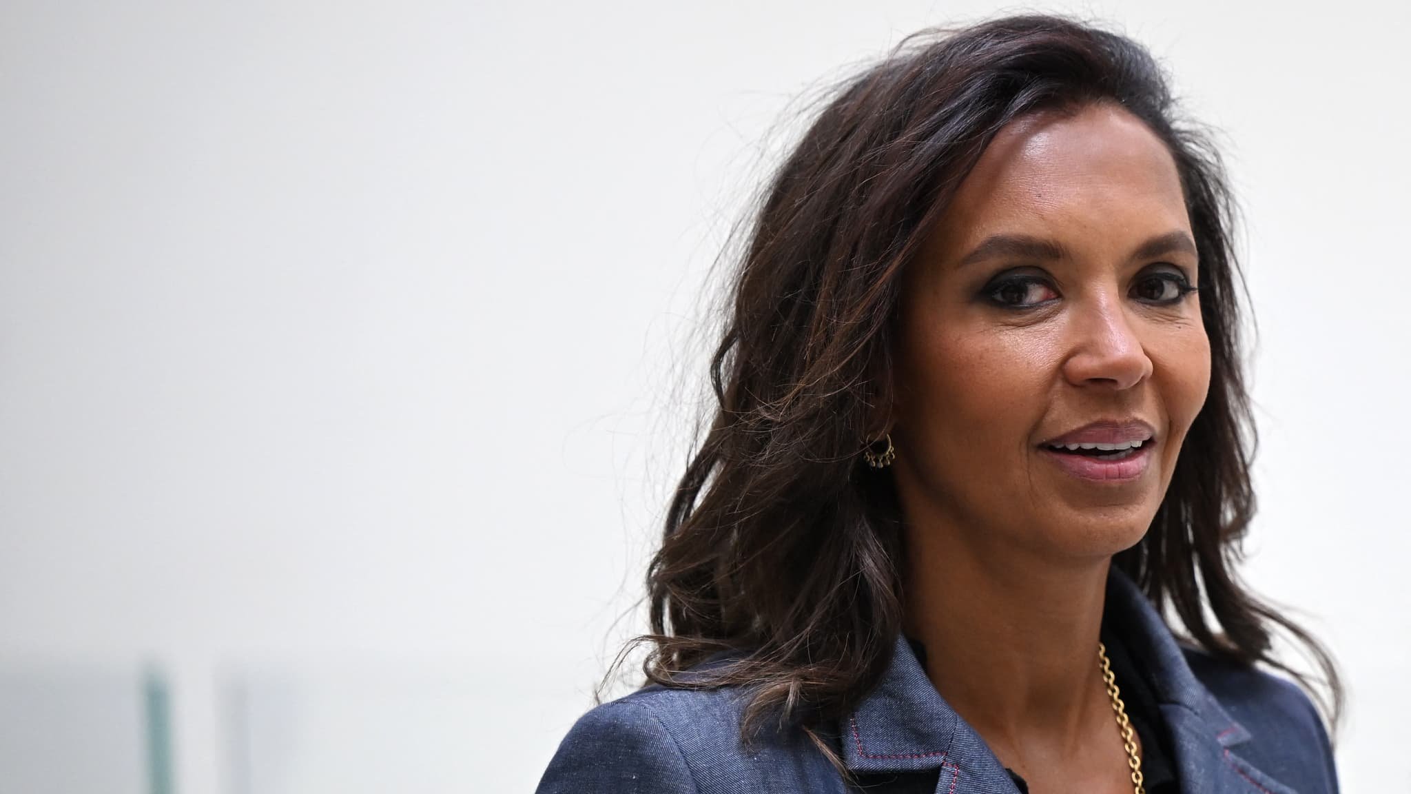 Karine Le Marchand décorée par Rachida Dati, qui salue sa « bienveillance », son « humour » et son « authenticité »
