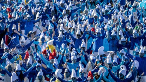 Finistère: la ville de Landerneau décroche le record du monde de rassemblement de Schtroumpfs