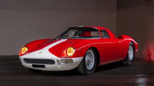 Une soucoupe volante, un char gaulois, une Ferrari à 20 millions: les véhicules fous de Rétromobile
