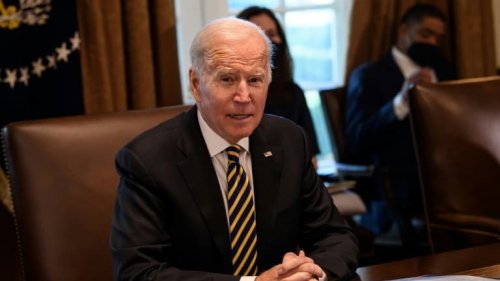 Joe Biden répète au président ukrainien qu'il répondrait "résolument" à une invasion russe