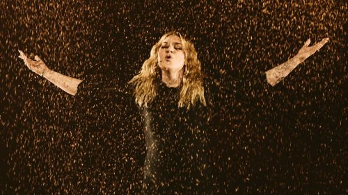 Copeaux de liège et lumière dorée, la prestation de Louane impressionne