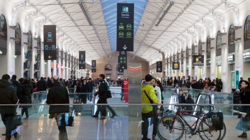 Petits magasins, rentabilité maximale... Pourquoi la grande distribution part à l'assaut des gares et des stations-service