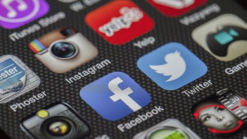 Désinformation: malgré la "loi fake news", Facebook et Twitter refusent de répondre à l'Arcom