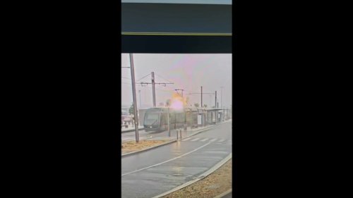 Bordeaux: un feu se déclenche pendant quelques secondes sur un tramway touché par la foudre