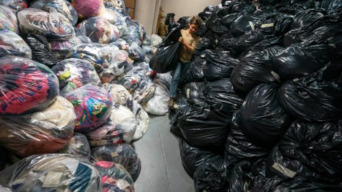 "On est face à une catastrophe écologique": pourquoi les bennes de collecte de vêtements sont en train de disparaître