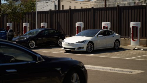 Doigts d'honneurs, incivilités... Des conducteurs de Tesla pris pour cible par des anti-Elon Musk