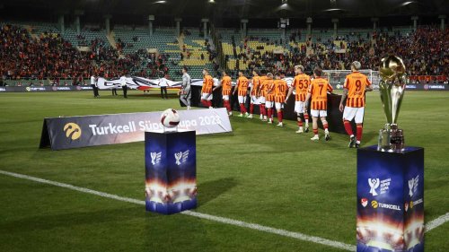 Scène folle en Supercoupe de Turquie: Fenerbahçe quitte le terrain après trois minutes, Galatasaray décide d’affronter… ses remplaçants