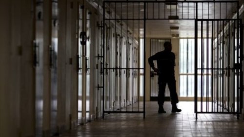 Un détenu connu pour terrorisme en garde à vue et accusé de s'être fait "livrer" un couteau par drone