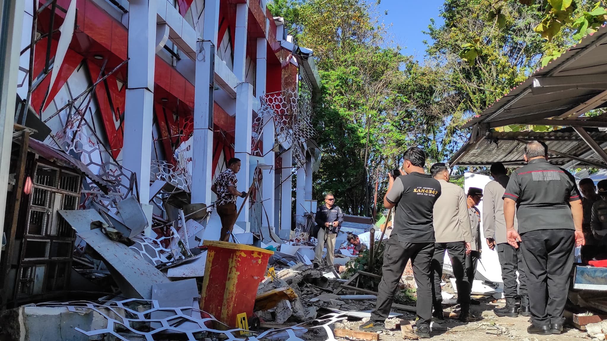 Indonésie: un séisme de magnitude 7,4 se produit en mer des Moluques, un mort dans l'effondrement d'un immeuble