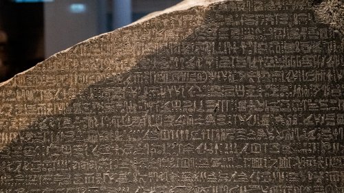 Cinq questions sur la pierre de Rosette, qui a permis à Champollion de traduire les hiéroglyphes