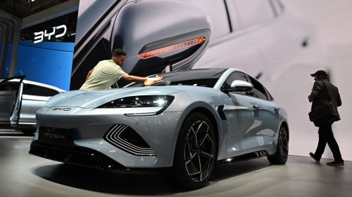 Mouvement anti-Musk, voitures vieillottes et dépassées... Comment Tesla s'est fait damer le pion par le chinois BYD