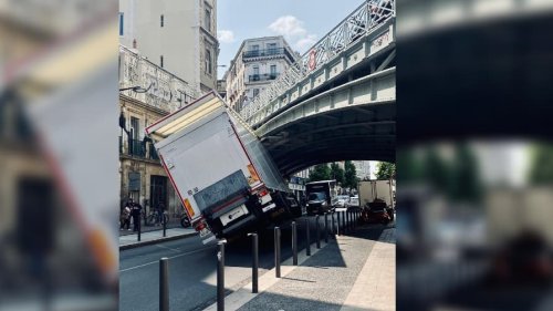 Marseille: un camion s'encastre dans le pont du Cours Lieutaud, d'importants bouchons en cours