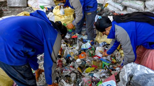 Alpinisme: 75 tonnes de déchets par saison, comment l’Everest se transforme en décharge à ciel ouvert à cause du tourisme de masse