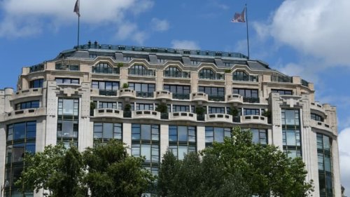Paris: la ville exige le retrait du logo Louis Vuitton sur la statue de Yayoi Kusama à La Samaritaine