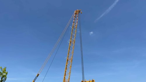 100m de haut, 4544 tonnes… L'une des plus grandes grues du monde en cours d'installation sur un chantier à Massy