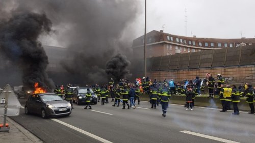Lille: le périphérique bloqué par des pompiers pour dénoncer le manque de personnel