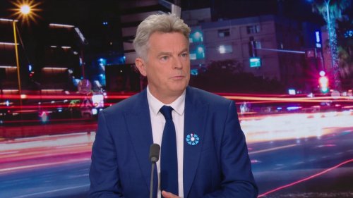 "Infamant": Fabien Roussel dénonce une affiche des Insoumis l'associant à l'extrême droite