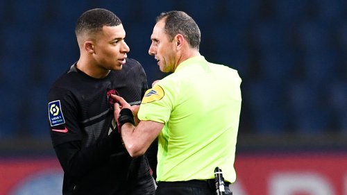 PSG-Brest: la colère de Mbappé, qui tacle l'arbitrage en plein match après une embrouille avec un Brestois