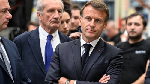 "Je me suis fait ramasser": Emmanuel Macron répond à un salarié qui lui demande de "faire travailler les feignants"