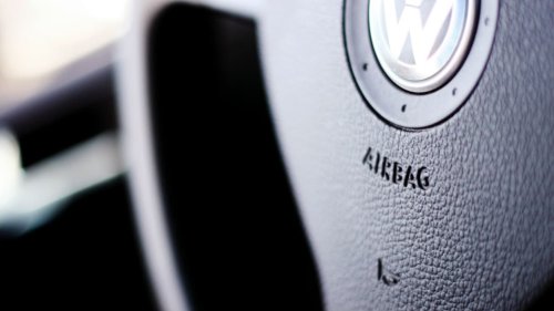 Airbags défectueux: Manuel Valls, en visite en Guadeloupe, lance un avertissement aux constructeurs