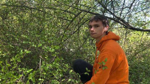 Hautes-Alpes: un jeune homme entretient son village de Sigoyer grâce à son service civique