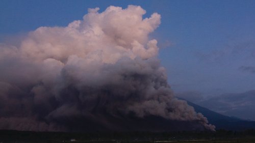 Indonésie: le volcan Semeru en alerte maximale après une éruption
