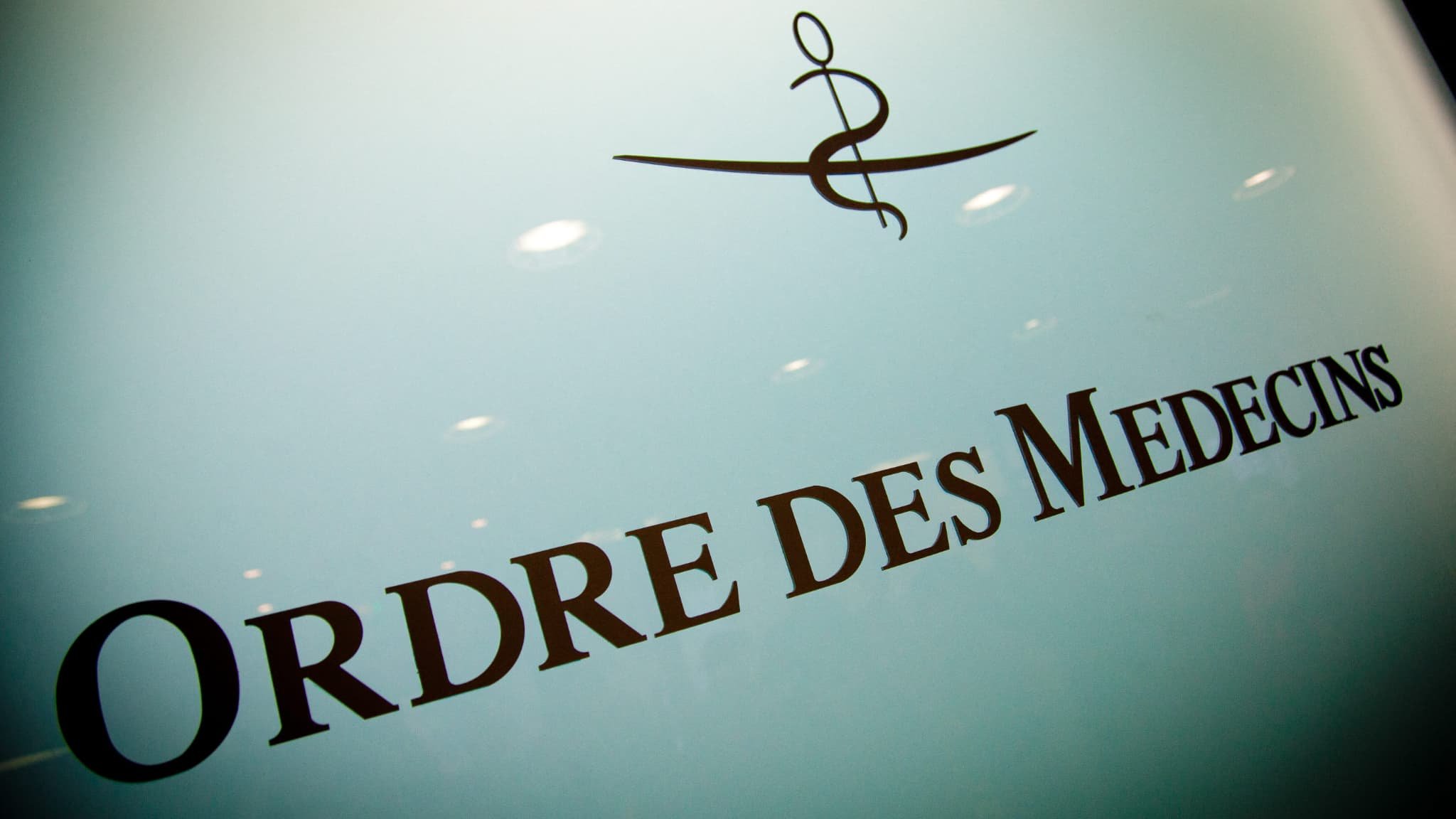 Villa de 1.200 m² avec piscine, 15.000 euros dépensés en taxis par une seule conseillère… L'Ordre des médecins épinglé par l'IGF pour des "frais injustifiés" et des "irrégularités" de gestion