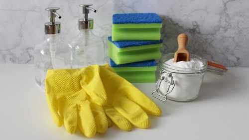 Vinaigre blanc, bicarbonate... Ce qu'il faut savoir avant d'utiliser des produits naturels pour le ménage