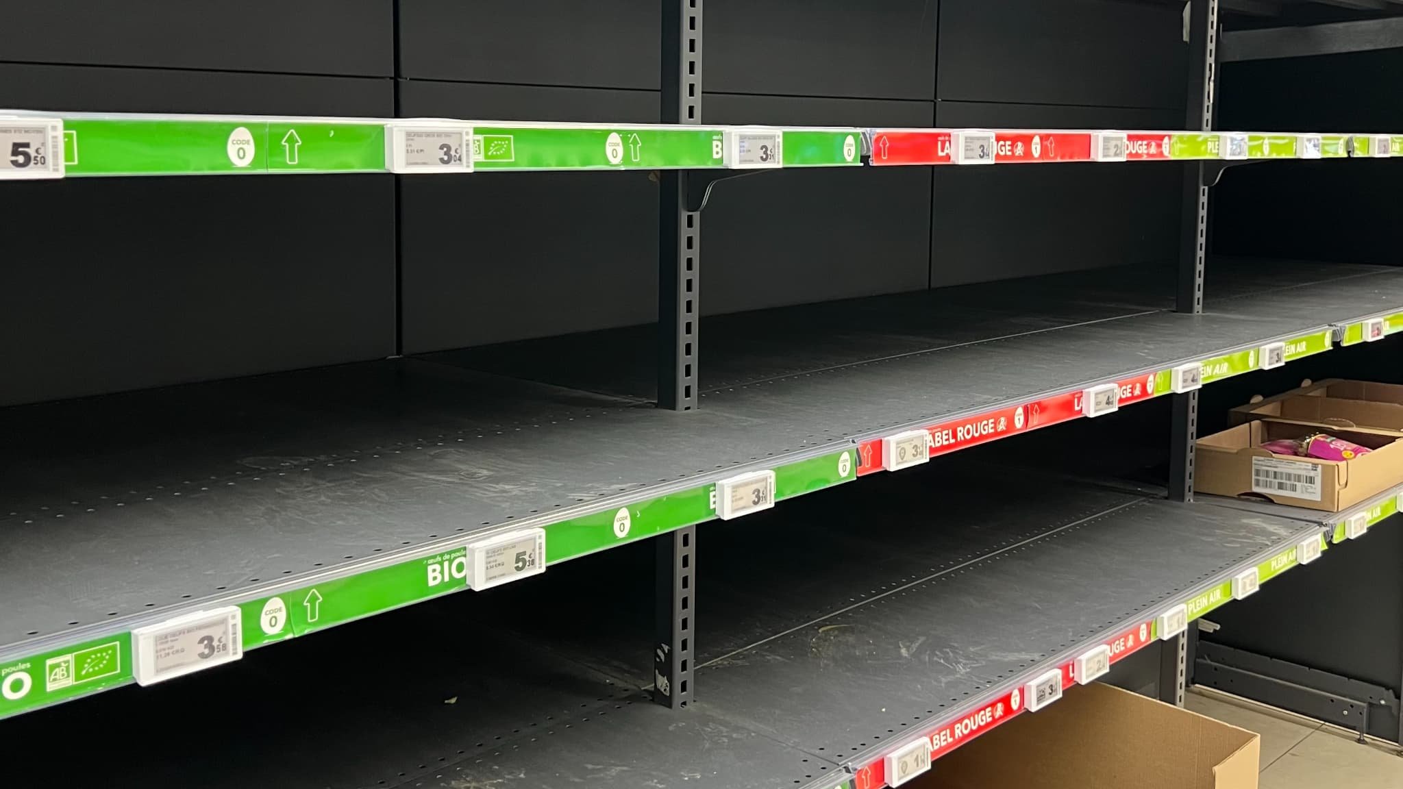 Est-ce seulement parce que les Français mangent un peu plus d’œufs que les rayons sont souvent vides?