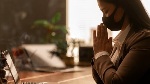 "Refus de s'assoir à côté du sexe opposé": en entreprise, le fait religieux fait une percée chez les 18-24 ans