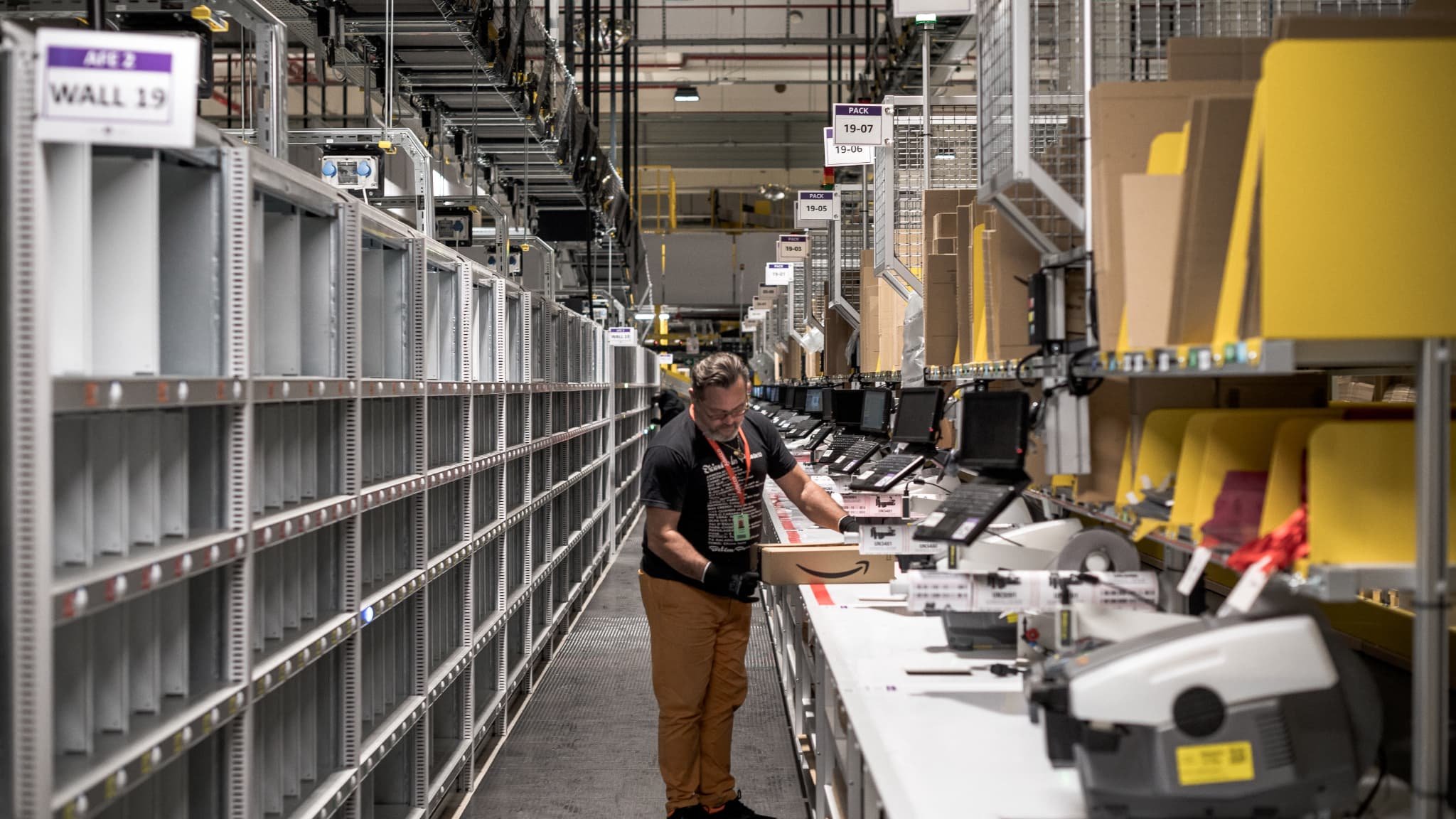 "Notre salaire d'entrée s'élève désormais à plus de 2.000 euros bruts par mois": jusqu'à 3,9% d'augmentation selon l'ancienneté chez Amazon