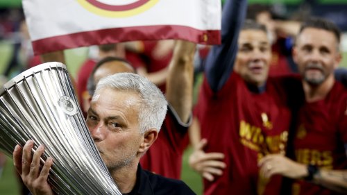 Roma: un peu plus dans l'histoire, Mourinho fond en larmes et annonce qu'il veut rester