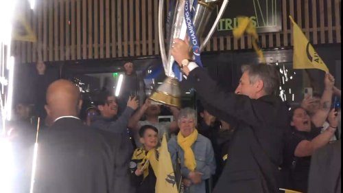 Champions Cup: les Rochelais accueillis en héros à l’aéroport par leurs supporters