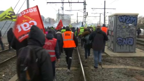 Manifestation du 28 mars: des cheminots envahissent les voies de la gare de Lyon à Paris