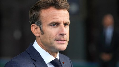 Emmanuel Macron étrille les réseaux sociaux, terrain de jeu des "colporteurs et falsificateurs"