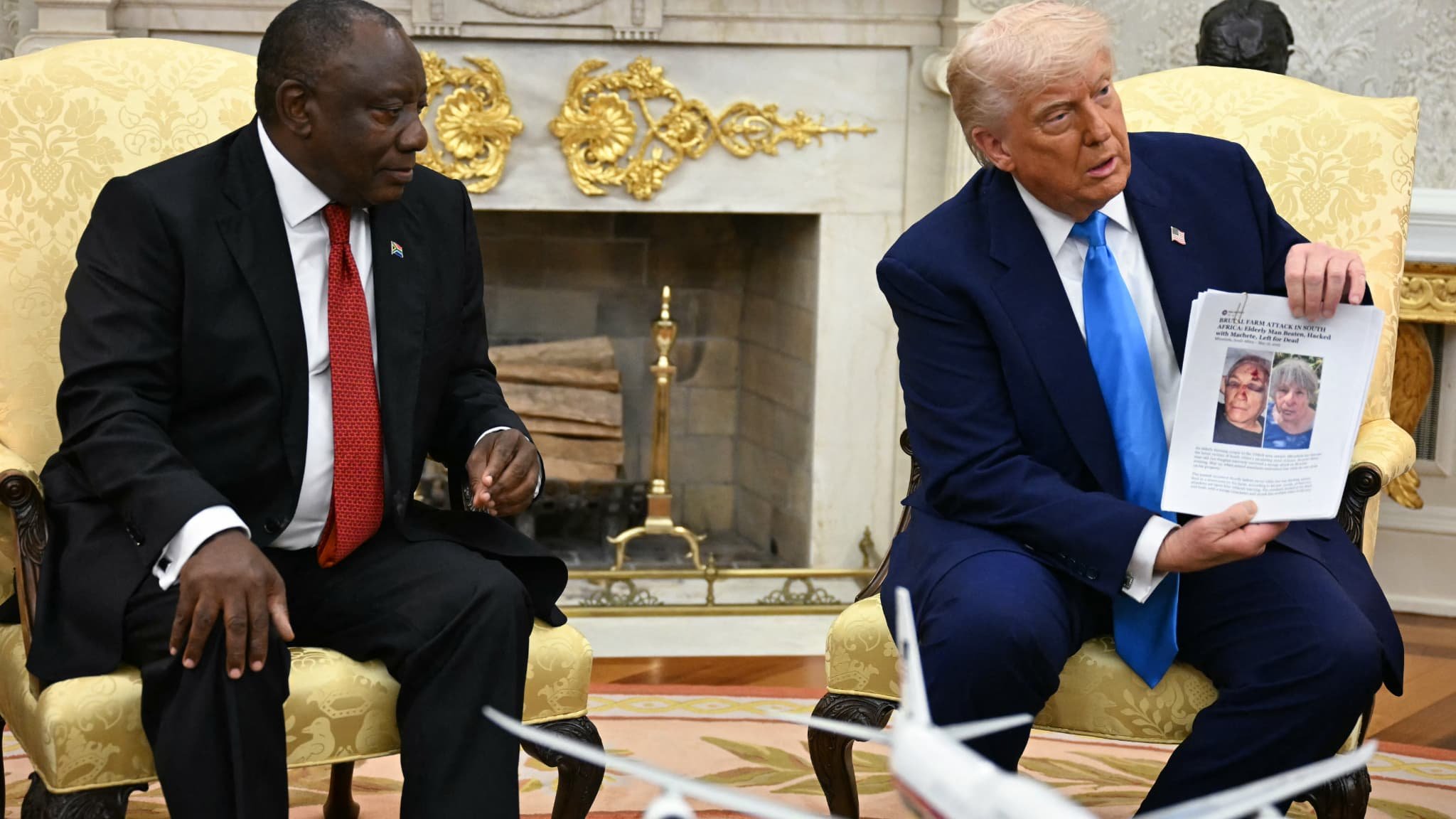 Donald Trump diffuse devant le président sud-africain des images censées soutenir les accusations de « génocide » de fermiers blancs