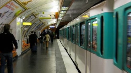 Paris: deux personnes prennent le métro avec des moto-cross