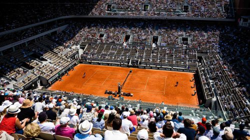 Roland-Garros: entre tribunes vides, ambiances électriques et sifflets, bonnet d'âne pour le public français