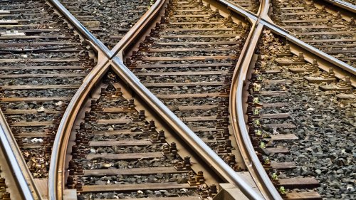 29 ans d'âge en moyenne contre 17 en Allemagne: qui doit payer pour le rail français menacé par "un effondrement"?